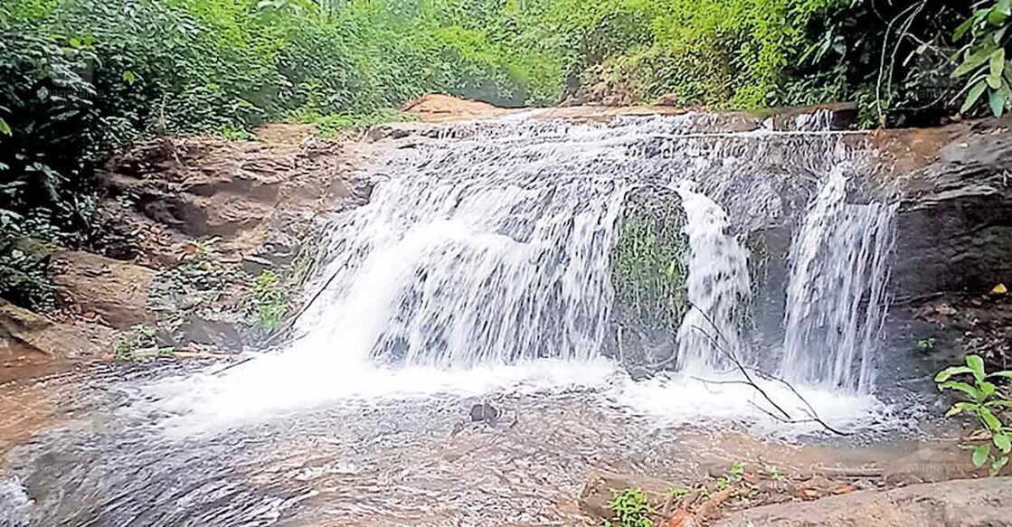 നുരഞ്ഞൊഴുകുന്ന അഞ്ചാനിൽ വെള്ളച്ചാട്ടം.  