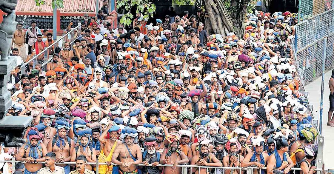 pathanamthittra-sabarimala-temple-opened-for-mithunam-poojas മിഥുനമാസ പൂജയ്ക്കായി ശബരിമല ക്ഷേത്രനട തുറന്നപ്പോൾ പതിനെട്ടാംപടി കയറി ദർശനം നടത്താനായി കാത്തുനിൽക്കുന്ന തീർഥാടകരുടെ തിരക്ക്.