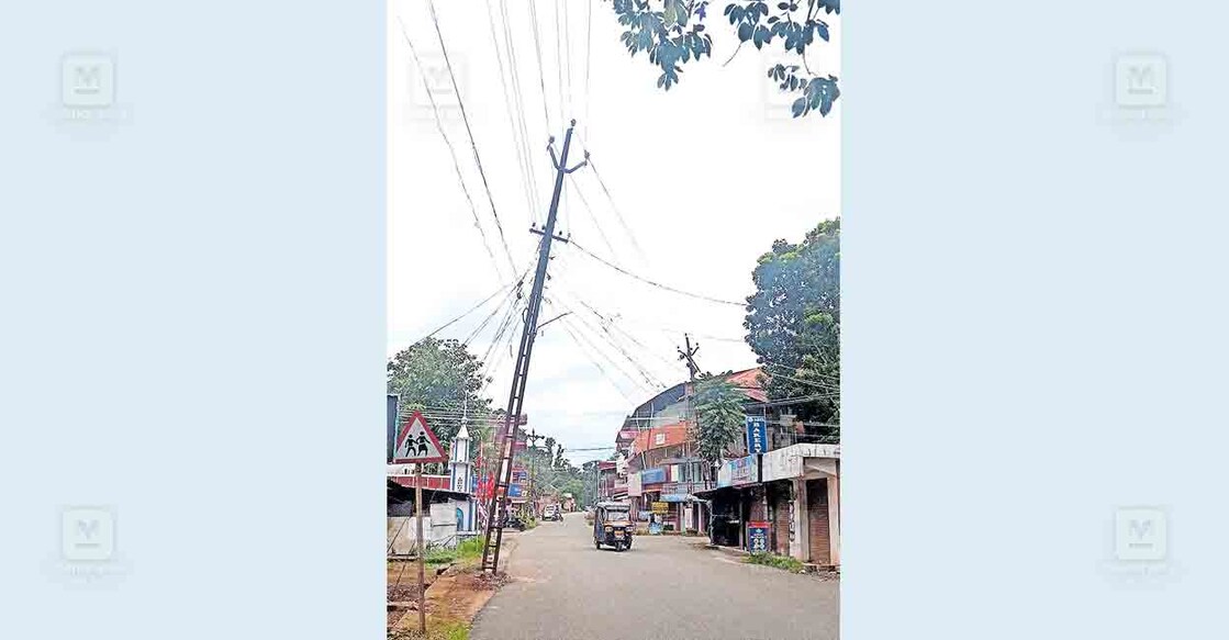 വാളക്കുഴി കവലയിൽ അപകടകരമാം വിധം പാതയിലേക്ക് കയറി നിൽക്കുന്ന വൈദ്യുതിതൂൺ.  