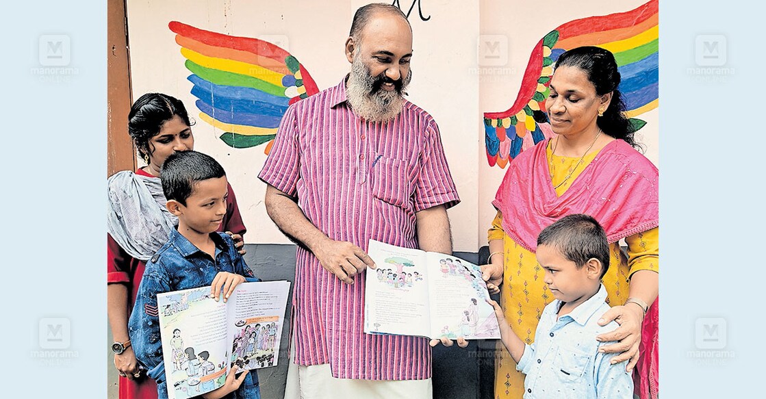 pathanamthitta-cartoonist-shaji-mathew-mannarakulanji വരകളിലെ ചന്തം.... പരിഷ്കരിച്ച പാഠ്യപദ്ധതിയിലെ പുതിയ പാഠപുസ്തകത്തിൽ താൻ വരച്ച ചിത്രങ്ങൾ കാർട്ടൂണിസ്റ്റ് ഷാജി മാത്യു മണ്ണാറക്കുളഞ്ഞി എംഎസ്സി എൽപി സ്കൂളിലെ കുട്ടികളെയും അധ്യാപകരെയും കാണിച്ചു കൊടുക്കുന്നു. ചിത്രം:മനോരമ
