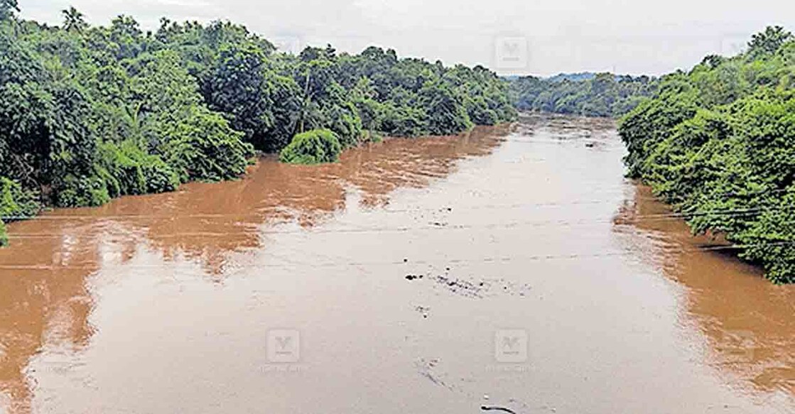 മണിമലയാർ കരകവിഞ്ഞൊഴുകുന്നു. പുറമറ്റം കറുത്തവടശേരിക്കടവ് പാലത്തിൽനിന്നുള്ള കാഴ്ച.