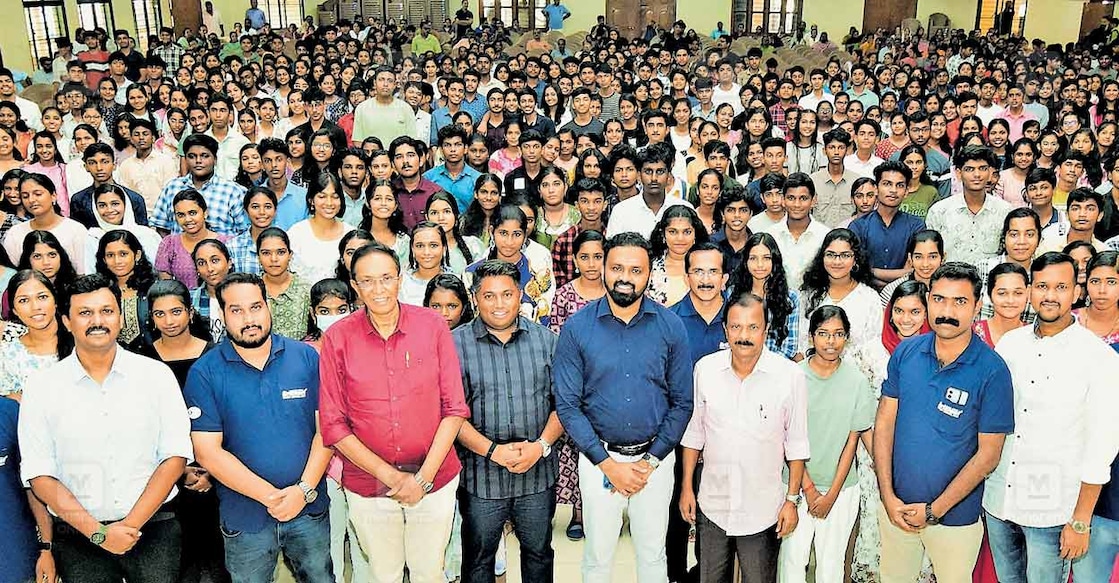 manorama മലയാള മനോരമയും പാലാ ബ്രില്യന്റ് സ്റ്റഡി സെന്ററും ചേർന്ന് എസ്എസ്എൽസി എ പ്ലസ് ജേതാക്കളെ ആദരിക്കാൻ സംഘടിപ്പിച്ച ചടങ്ങിൽ പങ്കെടുത്ത വിദ്യാർഥികൾ കലക്ടർ എസ്.പ്രേംകൃഷ്ണൻ, മലയാള മനോരമ സർക്കുലേഷൻ മാനേജർ ടെജി കെ.വർഗീസ്, മലയാള മനോരമ പത്തനംതിട്ട കോ–ഓഡിനേറ്റിങ് എഡിറ്റർ ജോൺ കക്കാട്, ക്യാപ്റ്റൻ ആനന്ദ് മോഹൻരാജ്, ബ്രില്യന്റ് സ്റ്റഡി സെന്റർ അക്കാദമിക്സ് ജനറൽ മാനേജർ ഇ.പി.ശിവകുമാർ, ബ്രില്യന്റ് സ്റ്റഡി സെന്റർ ഡയറക്ടർ ബി.സന്തോഷ് കുമാർ എന്നിവരോടൊപ്പം. ചിത്രം: മനോരമ