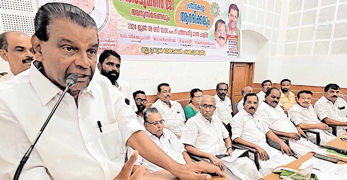  ഫോറസ്റ്റ് ഡിപ്പോ ലോഡിങ് ആൻഡ് ജനറൽ വർക്കേഴ്സ് യൂണിയൻ (ഐഎൻടിയുസി) ജില്ലാ കമ്മിറ്റിയുടെ കൊടുമൺ ഗോപിനാഥനൻ നായർ അനുസ്മരണ സമ്മേളനം തിരുവഞ്ചൂർ രാധാകൃഷ്ണൻ എംഎൽഎ ഉദ്ഘാടനം ചെയ്യുന്നു. സുകുമാരൻ നായർ, കെ.ശിവദാസൻ നായർ, പി.മോഹൻ രാജ്, സതീഷ് കൊച്ചുപറമ്പിൽ, എ.ഷംസുദീൻ, എ.സുരേഷ് കുമാർ എന്നിവർ സമീപം. ചിത്രം:മനോരമ  