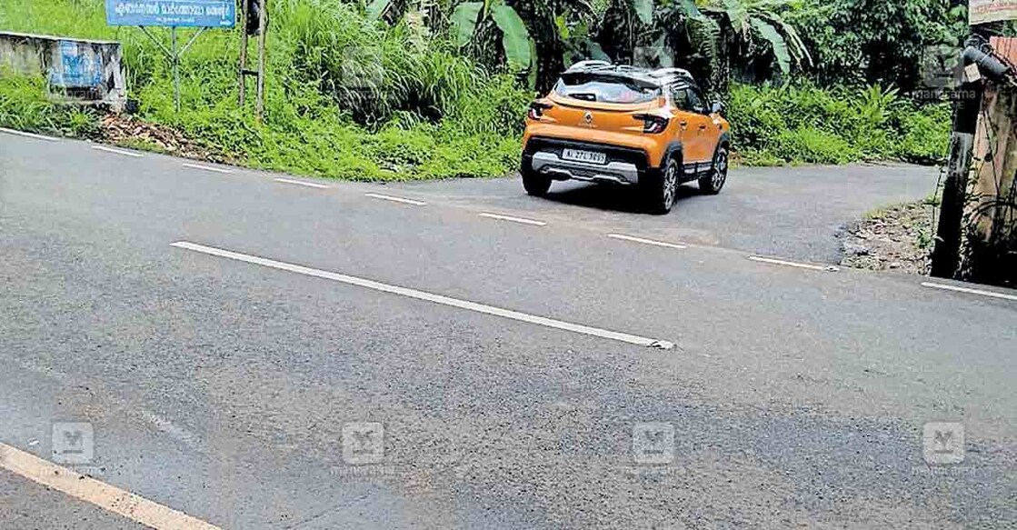 puramattom-paryilpadi-road-in-danger-situation പുതുശേരി–പുറമറ്റം–കുമ്പനാട് റോഡിലെ അപകടമേഖലയായ പുറമറ്റം പാറയിൽപടി.