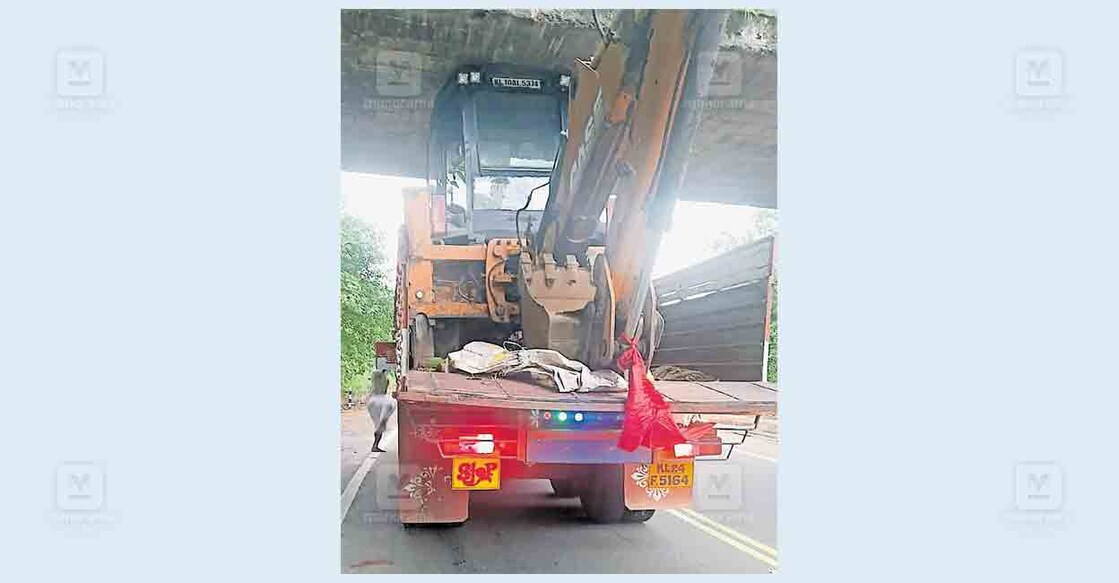 pathanamtitta-pip-bridge
പുനലൂർ–മൂവാറ്റുപുഴ പാതയിൽ ഉതിമൂട് വലിയകലുങ്ക് പിഐപി നീർപാലത്തിനടിയിലൂടെ കടന്നു പോകുന്ന മണ്ണുമാന്തി യന്ത്രം കയറ്റിയ ലോറി.