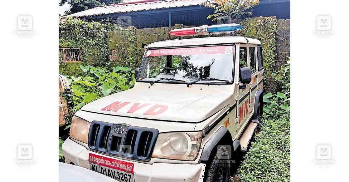 റാന്നി സബ് ആർ‌ടി ഓഫിസിലെ ഉപയോഗശൂന്യമായ വാഹനം.  