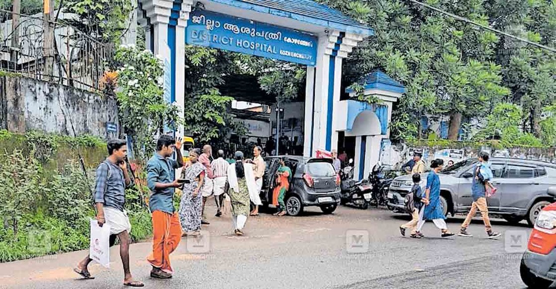 കോഴഞ്ചേരി ജില്ലാ ആശുപത്രിക്കു മുൻപിലെ റോഡിലെ സീബ്രാവര മാഞ്ഞ നിലയിൽ  