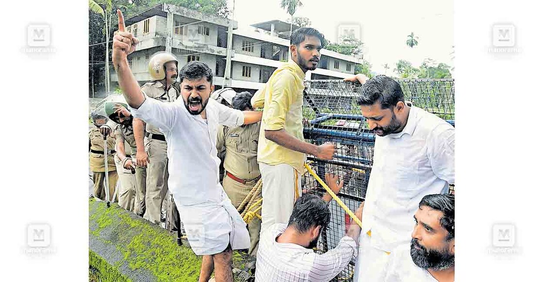 യൂത്ത്കോൺഗ്രസ് ജില്ലാ കമ്മിറ്റി മന്ത്രി വീണാ ജോർജിന്റെ ഓഫിസിലേക്കു നടത്തിയ മാർച്ചിൽ ജില്ലാ പ്രസിഡന്റ് വിജയ് ഇന്ദുചൂഡൻ, ജോൺ കിഴക്കേതിൽ, ആരോൺ ബിജിലി പനവേലിൽ, സിബി ജേക്കബ് മൈലപ്ര എന്നിവർ ഉൾപ്പെടെയുള്ള പ്രവർത്തകർ ബാരിക്കേഡ് മറികടക്കാൻ ശ്രമിച്ചപ്പോൾ. ചിത്രം: മനോരമ