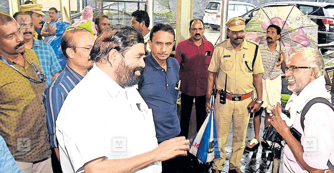 ശബരിമല സന്ദർശനത്തിനായി പമ്പയിൽ എത്തിയ ‌മന്ത്രി വി.എൻ. വാസവൻ കർക്കടക മാസപൂജയ്ക്കായി എത്തിയ തീർഥാടകരുമായി സംസാരിക്കുന്നു. ദേവസ്വം ബോർഡ് പ്രസിഡന്റ് പി.എസ്.പ്രശാന്ത്, ബോർഡ് അംഗം ജി.സുന്ദരേശൻ, ജില്ലാ പൊലീസ് മേധാവി വി. അജിത്ത് തുടങ്ങിയവർ സമീപം.  