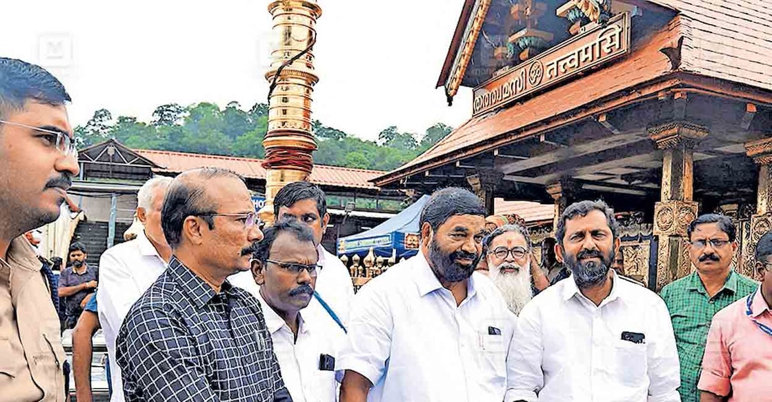 ശബരിമല സന്നിധാനത്ത് എത്തിയ മന്ത്രി വി.എൻ.വാസവൻ ദേവസ്വം ബോർഡ് പ്രസിഡന്റ് പി.എസ്.പ്രശാന്ത്, അംഗങ്ങളായ ജി.സുന്ദരേശൻ, എ.അജികുമാർ എന്നിവർക്കൊപ്പം  ക്ഷേത്രവും പരിസരവും കാണുന്നു.  