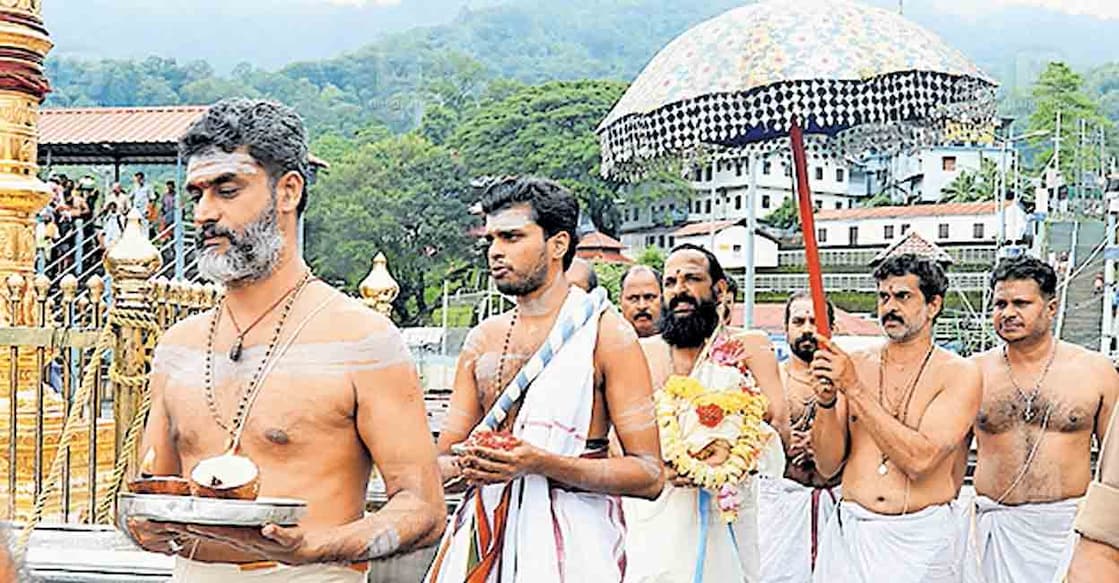 ശബരിമലയിൽ തന്ത്രി കണ്ഠര് മഹേഷ് മോഹനര്, മേൽശാന്തി പി.എൻ.മഹേഷ് എന്നിവരുടെ കാർമികത്വത്തിൽ കളഭാഭിഷേകത്തിനുള്ള ബ്രഹ്മകലശം ശ്രീകോവിലിലേക്കു കൊണ്ടുപോകുന്നു.  