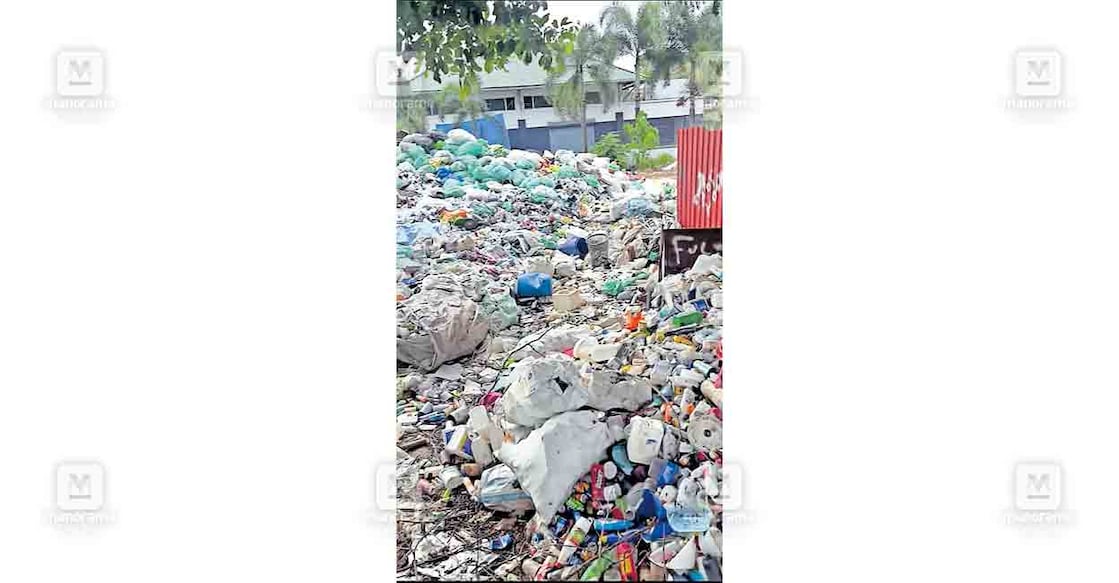 തിരുവല്ല പബ്ലിക് സ്റ്റേഡിയത്തിന് സമീപത്തെ മാലിന്യം ശേഖരം.  