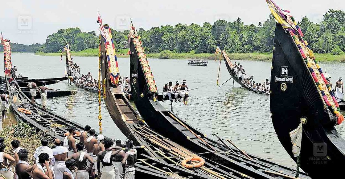 


ആദ്യദിനത്തിലെ വള്ളസദ്യയ്ക്കായി ഇന്നലെ ആറന്മുള പാർഥസാരഥി ക്ഷേത്രക്കടവിൽ എത്തിയ പള്ളിയോടങ്ങൾ. ചിത്രം: മനോരമ  