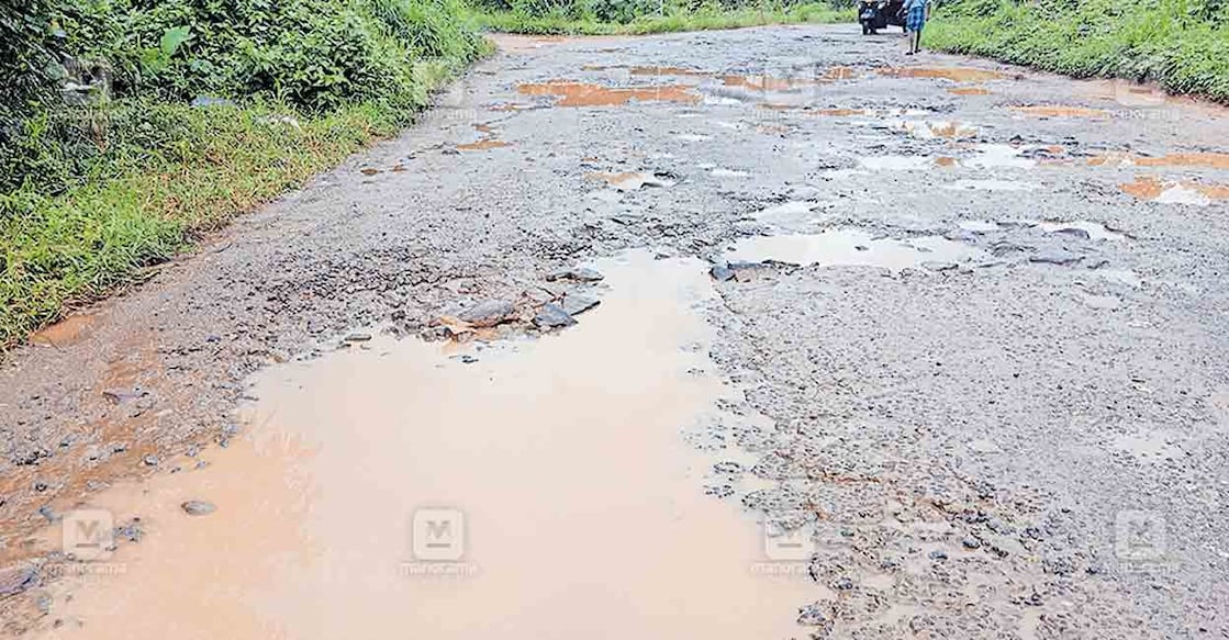 ഇട്ടിയപ്പാറ ബസ് സ്റ്റാൻഡിലേക്കുള്ള ഇടറോഡിൽ 
ഇടത്താവളത്തിനായി ഏറ്റെടുത്ത ഭാഗം തകർന്നു കിടക്കുന്നു.  