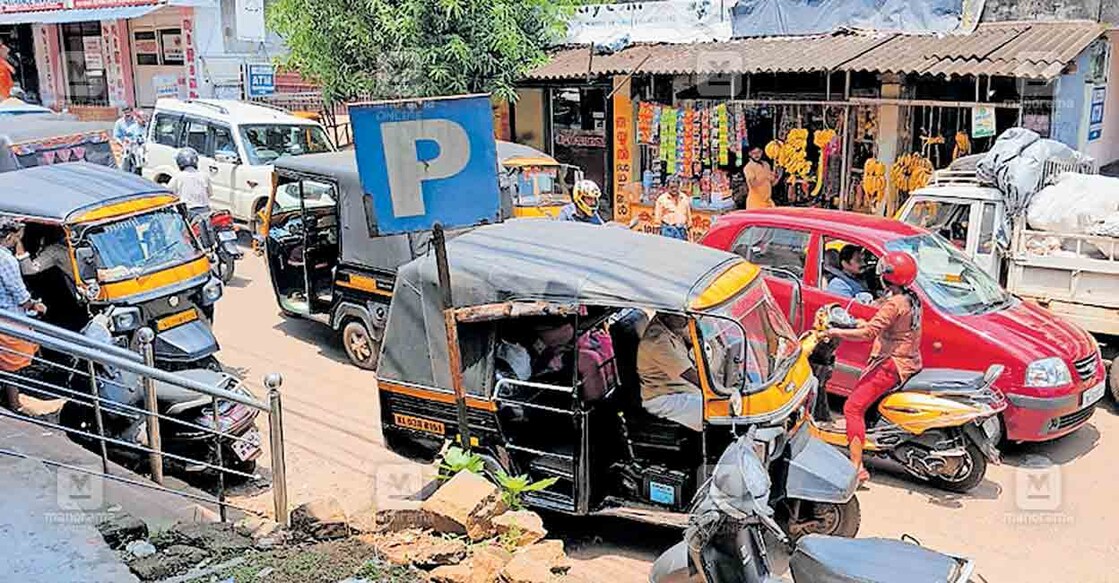 ഇട്ടിയപ്പാറ കോളജ് റോഡിലെ ഗതാഗതക്കുരുക്ക്.  