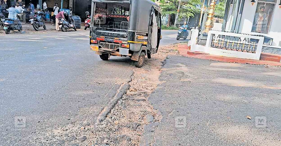 കോഴഞ്ചേരി - റാന്നി പാതയിൽ വാഴക്കുന്നം ജംക്‌ഷനിൽ ജലജീവൻ മിഷൻ പദ്ധതിക്കായി വെട്ടിപ്പൊളിച്ച റോഡ് വീണ്ടും ടാറിങ് ചെയ്യാതെ കിടക്കുന്നു.  