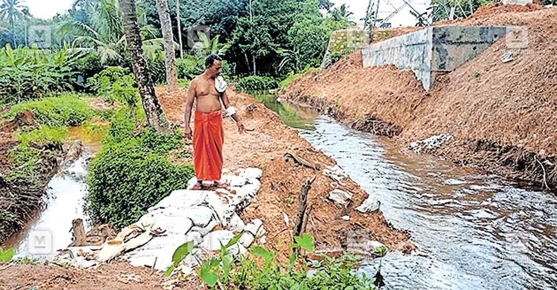 kudal-farmer-edt നിർമിച്ച താൽക്കാലിക സംരക്ഷണഭിത്തി ചൂണ്ടിക്കാട്ടുന്ന കർഷകനായ സുരേഷ്കുമാർ.