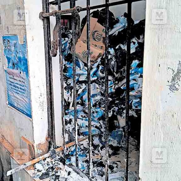 പത്തനംതിട്ട ജനറൽ ആശുപത്രിയിൽ കുന്നുകൂട്ടിയിട്ടിരിക്കുന്ന ക്ലോറിൻ പാക്കറ്റുകൾ പൊട്ടിയ നിലയിൽ മഴയേറ്റു നശിക്കുന്നു.