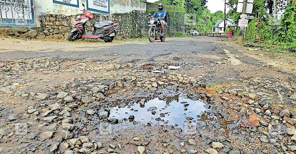stmerys-school-road-edt കോഴഞ്ചേരി സെന്റ് മേരീസ് ഗേൾസ് ഹൈസ്കൂളിനു മുൻപിലെ പുളിയിലേത്ത് - പുല്ലേലികടവ് റോഡ് തകർന്ന നിലയിൽ.