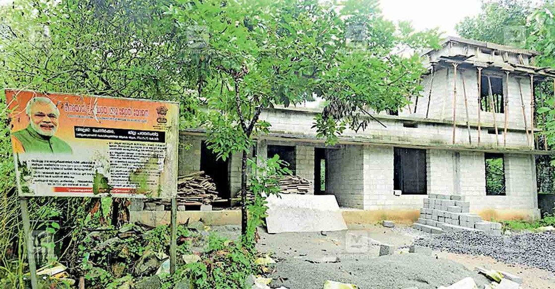 village-office 2021 ഫെബ്രുവരി 21നു മുഖ്യമന്ത്രി പിണറായി വിജയൻ ഓൺലൈനായി നിർമാണോദ്ഘാടനം നിർവഹിച്ച ചെന്നീർക്കര വില്ലേജ് ഓഫിസിന്റെ പുതിയ കെട്ടിടത്തിന്റെ നിർമാണം മൂന്നു വർഷം കഴിഞ്ഞിട്ടും പൂർത്തിയാകാത്ത നിലയിൽ. ചിത്രം: മനോരമ