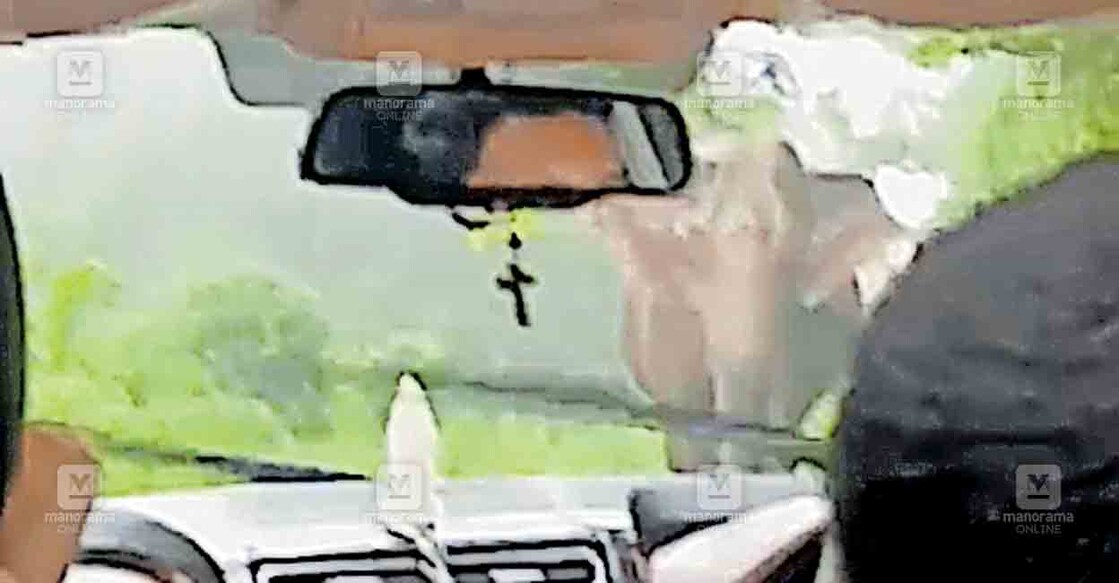 ഗവി റൂട്ടിൽ ആനത്തോടിനു സമീപം കാറിനടുത്തേക്ക് പാഞ്ഞടുക്കുന്ന കാട്ടാന.