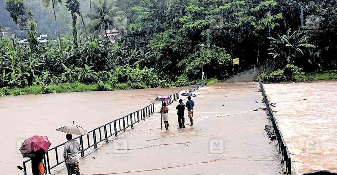 പമ്പാനദിയിലെ മുക്കം കോസ്‌വേയിൽ വെള്ളം കയറിയപ്പോൾ‌. 