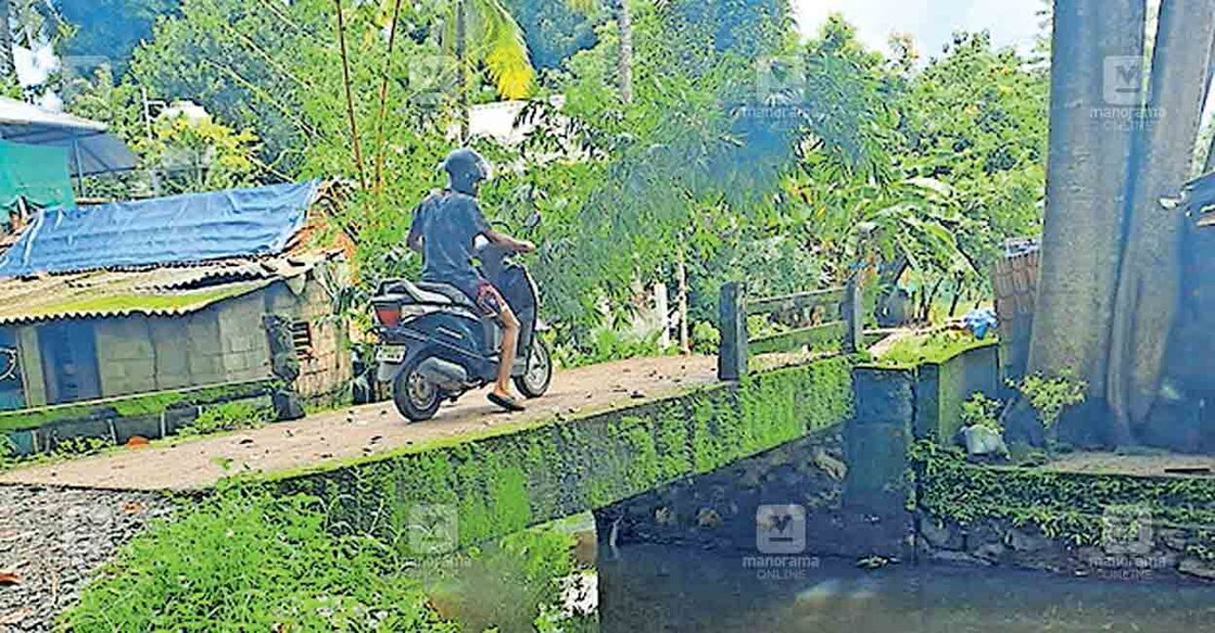  കൈവരികൾ ഇല്ലാത്ത നിരണം വെസ്റ്റ് കടവ് പാലം.  