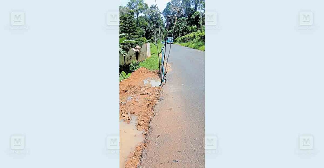 മഠത്തുംചാൽ - മുക്കൂട്ടുതറ റോഡിൽ പുതുക്കുടിമുക്കിനും കണ്ടൻപേരൂരിനുമിടയിൽ പാതയോരത്തെ കുഴി. മുന്നറിയിപ്പിന് നാട്ടുകാർ കമ്പും തൂണിയും കെട്ടിയിരിക്കുന്നു.  
