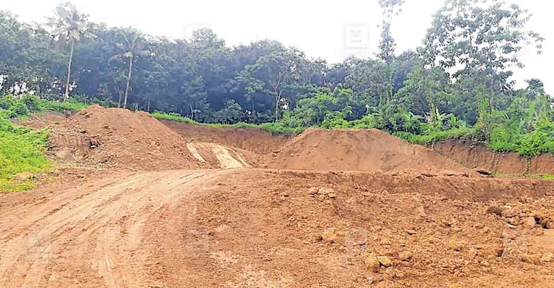 sand-problems-17 കവിയൂർ പഞ്ചായത്തിലെ രണ്ടാം വാർഡിൽ ഉൾപ്പെട്ട മുണ്ടിയപ്പള്ളി സഹകരണ ബാങ്കിനു സമീപം അനധികൃതമായി മണ്ണെടുക്കുന്ന പുരയിടം.