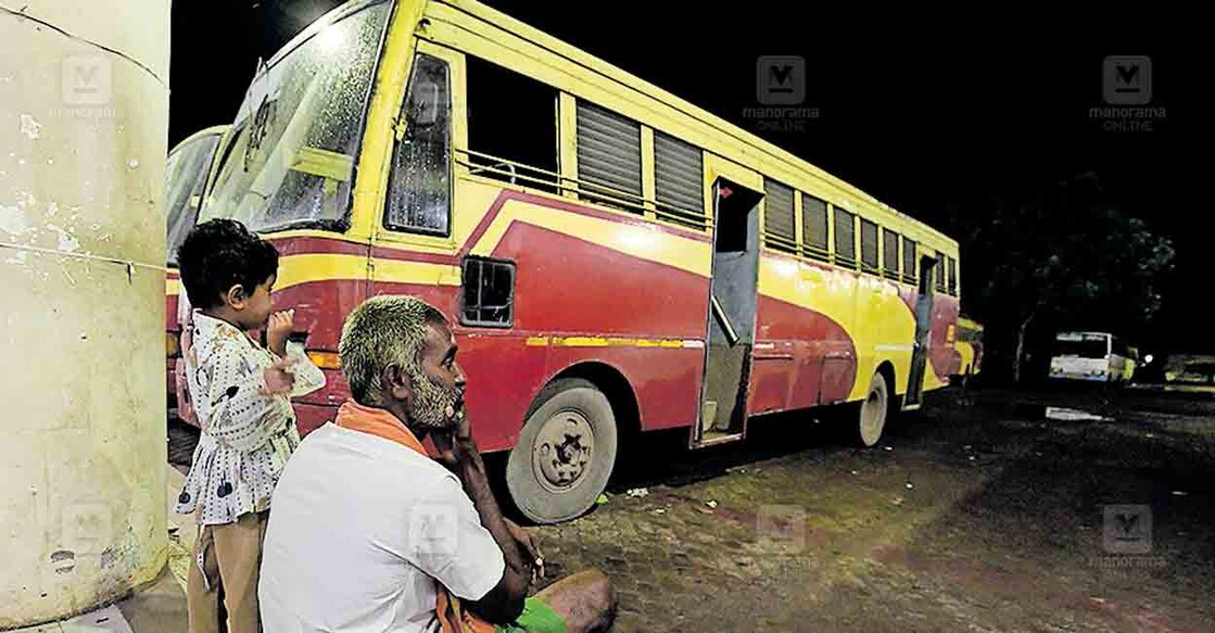 നിരാശയുടെ കാത്തിരിപ്പ്... രാത്രി പത്തരയ്ക്കു പത്തനംതിട്ട കെഎസ്ആർടിസി ഡിപ്പോയിൽ തെങ്കാശിക്കു പോകാൻ കുട്ടിയുമായി കാത്തിരിക്കുന്ന യാത്രക്കാരൻ. ചിത്രം: മനോരമ  
