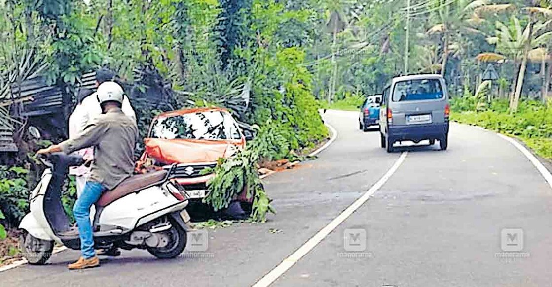car-accident റാന്നി - തിരുവല്ല റോഡിൽ ആയിരംമൂട് വളവിൽ നിയന്ത്രണം നഷ്ടപ്പെട്ട കാർ തിട്ടയിലേക്ക് ഇടിച്ചുകയറിയപ്പോൾ