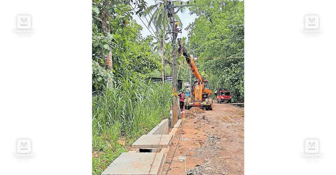electric-post കാവനാൽകടവ്–നെടുങ്കുന്നം റോഡ് നവീകരണത്തിന്റെ ഭാഗമായി ആനിക്കാട്ടിലമ്മ ശിവപാർവതി ക്ഷേത്രത്തിനു സമീപം ഓടയ്ക്കുള്ളിലായ വൈദ്യുതി തൂണുകൾ മാറ്റി സ്ഥാപിക്കുന്ന പണികൾ പുരോഗമിക്കുന്നു.