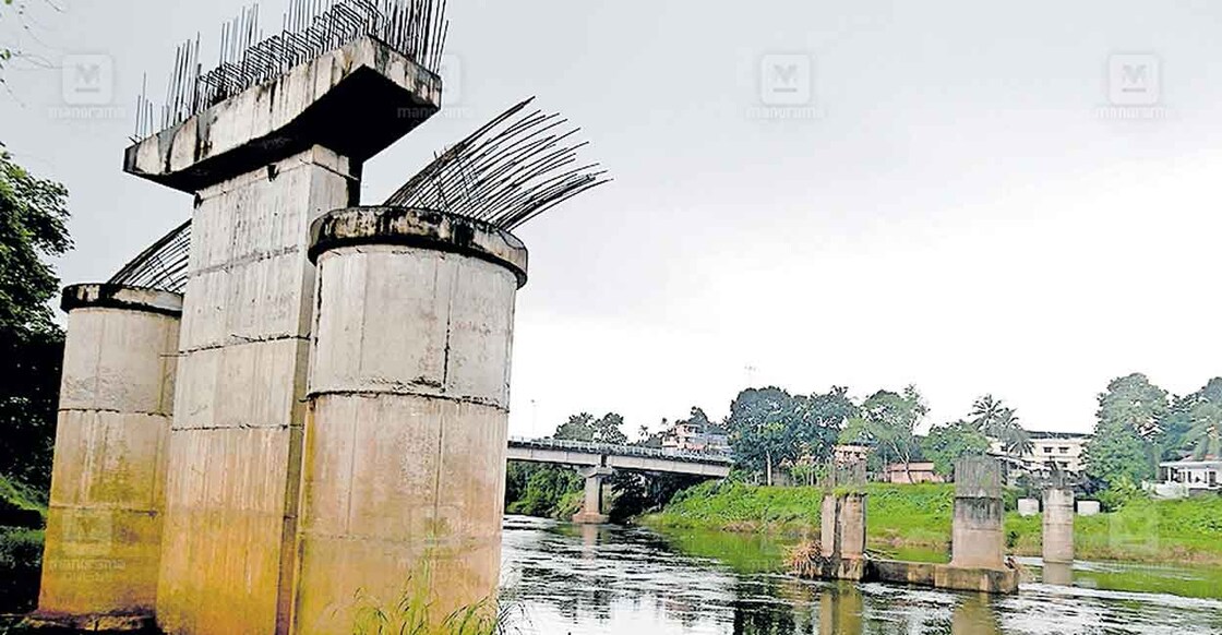 pathanamthitta-bridge പമ്പാനദിയിലെ റാന്നി പെരുമ്പുഴ, അങ്ങാടി ഉപാസന എന്നീ ബോട്ടുജെട്ടി കടവുകളെ ബന്ധിപ്പിക്കുന്ന പാലത്തിനായി നിർമിച്ച തൂണുകൾ. ചിത്രം:മനോരമ