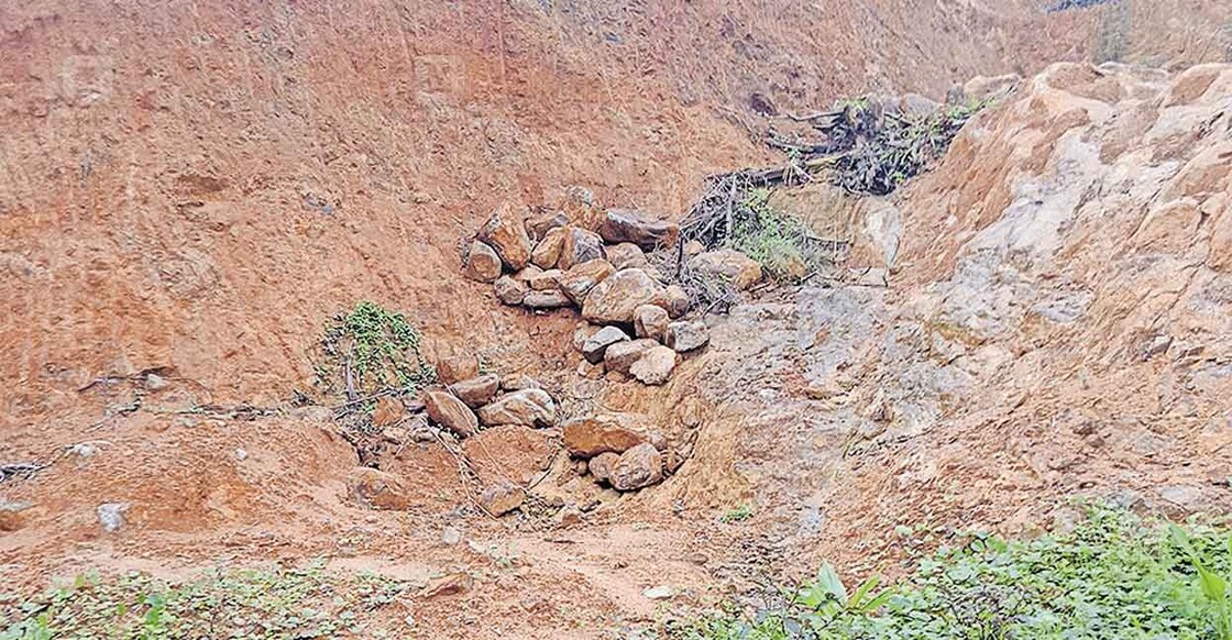 റാന്നി–കോഴഞ്ചേരി ശബരിമല പാതയിൽ ആയിക്കൽ വളവിൽ മണ്ണു നീക്കിയ ഭാഗത്ത് അപകട ഭീഷണിയായിരിക്കുന്ന കല്ലുകൾ.  
