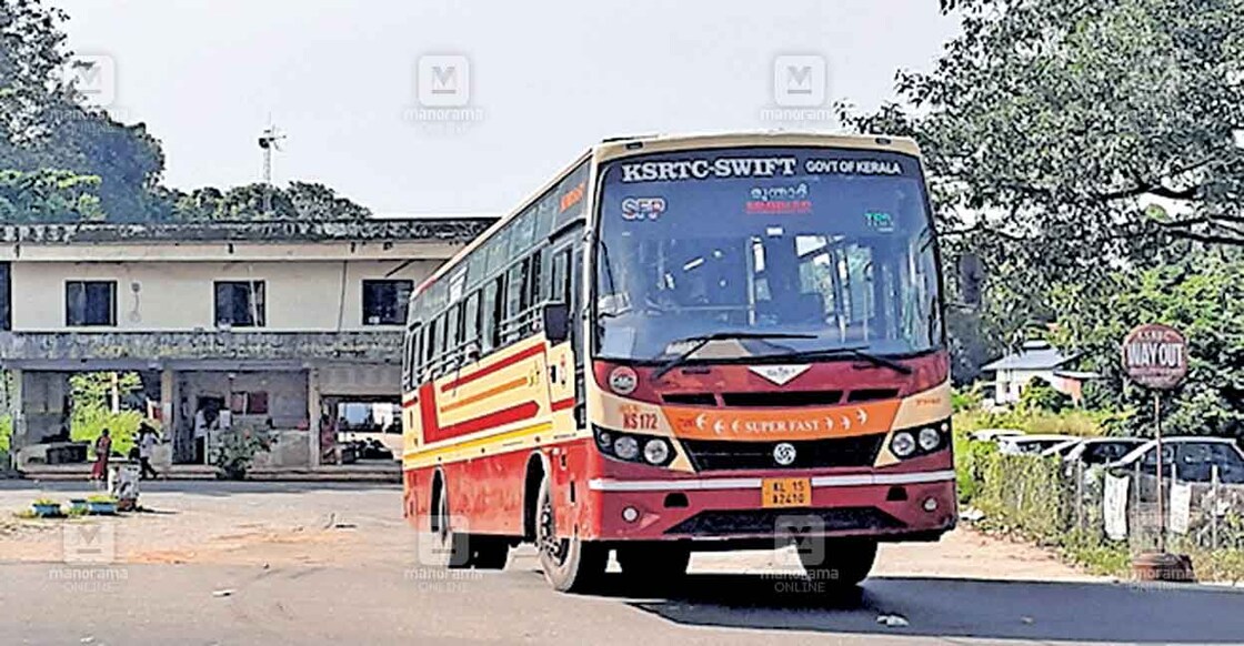 പന്തളത്തെ കെഎസ്ആർടിസി ഓപ്പറേറ്റിങ് സെന്റർ.  