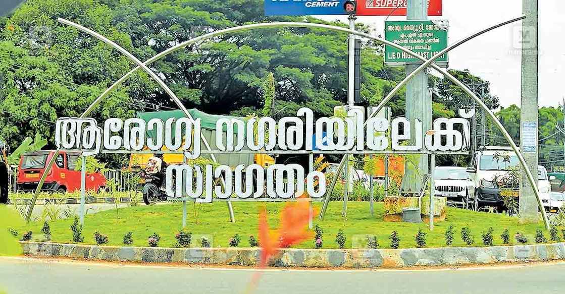 pathanamthitta-thiruvalla-bypass-road തിരുവല്ല സ്വകാര്യ ബസ് സ്റ്റാൻഡിനു സമീപം ബൈപാസിലെ ട്രാഫിക് സിഗ്നലിൽ പൂന്തോട്ടം ഒരുക്കിയപ്പോൾ ചിത്രം:മനോരമ