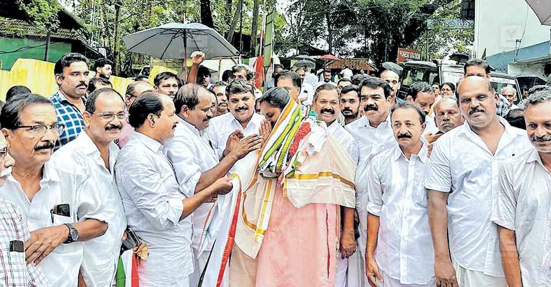 pathanamthitta-chittar-panchayath-election ചിറ്റാർ പഞ്ചായത്ത് രണ്ടാം വാർഡ് പന്നിയാർ ഉപതിരഞ്ഞെടുപ്പിൽ വിജയിച്ച യുഡിഎഫ് സ്ഥാനാർഥി ജോളി ആലാമേലേതിലിനെ ഡിസിസി പ്രസിഡന്റ് സതീഷ് കൊച്ചുപറമ്പിൽ ഷാൾ അണിയിക്കുന്നു.