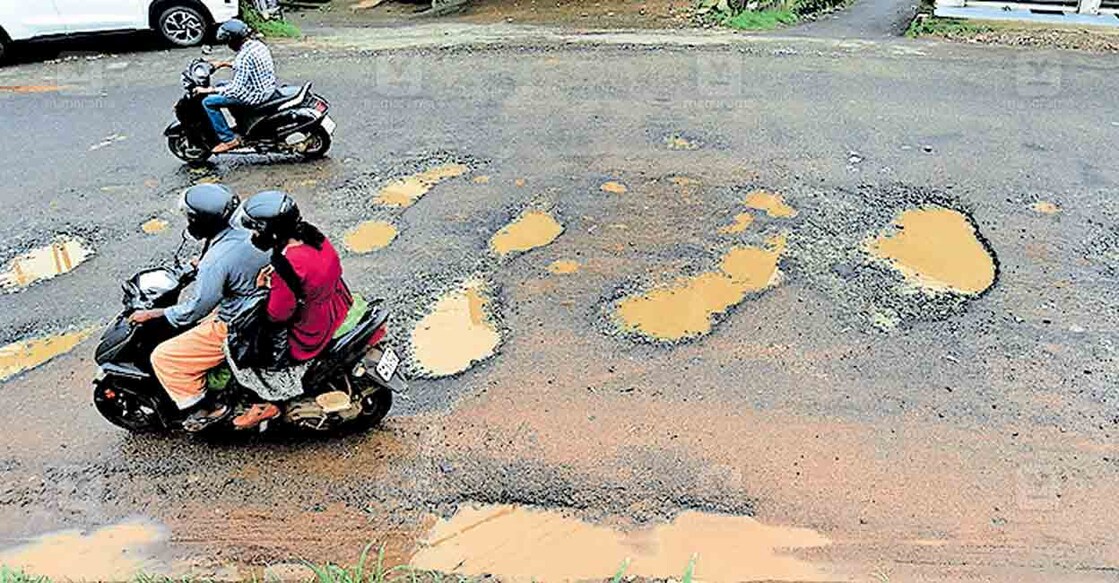 pathanamthitta-mallappally-road മല്ലപ്പള്ളി റോഡിൽ തിരുവല്ല വൈബ്ല്യുസിഎക്കു സമീപം ടാറിങ് ഇളകിയ കുഴികൾ. ചിത്രം:മനോരമ 