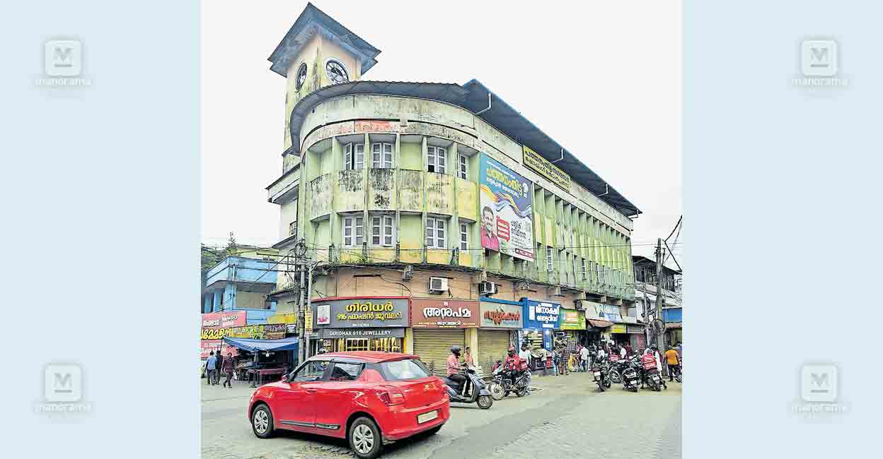 തിരക്കേറിയ റോഡിൽ തകരാൻ കാത്ത് കെട്ടിടം; അപകടപ്പേടി