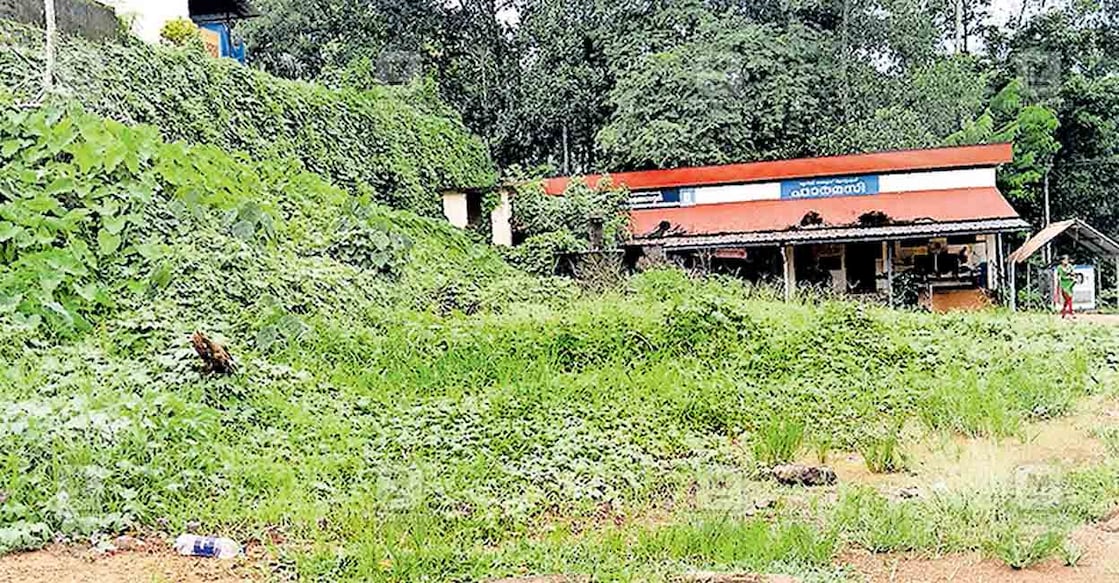 മല്ലപ്പള്ളി താലൂക്ക് ആശുപത്രിയിലെ ഫാർമസിയും ലബോറട്ടറിയും പ്രവർത്തിക്കുന്ന കെട്ടിടത്തിനു സമീപം കാട് കയറിയനിലയിൽ.  
