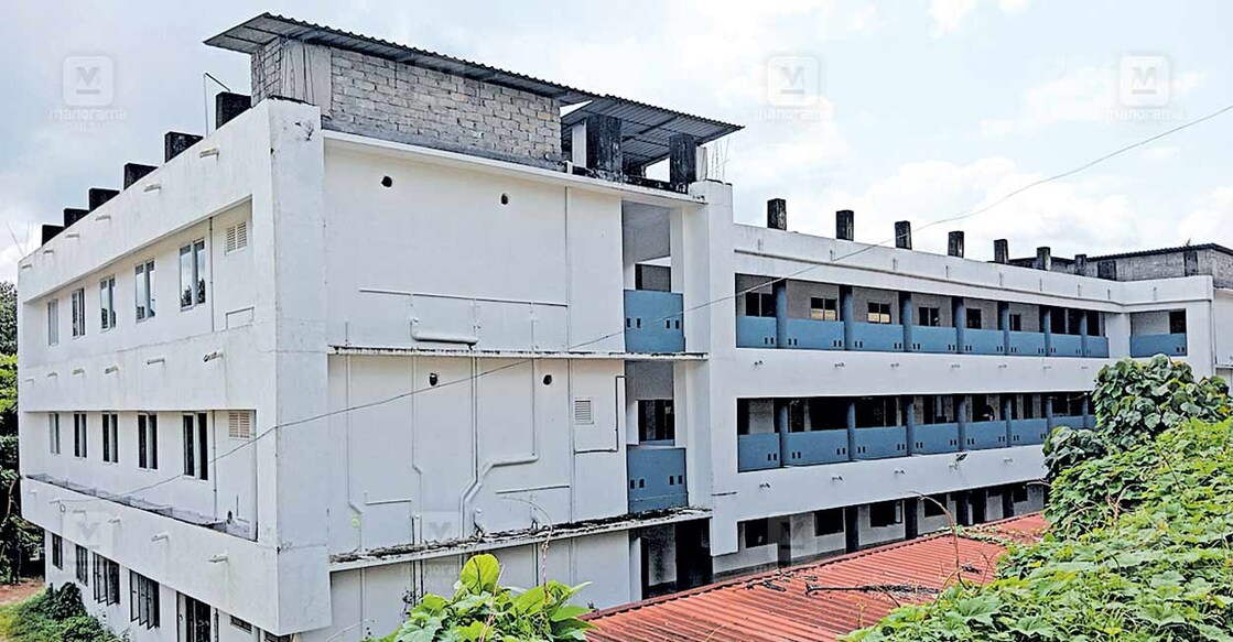റാന്നി മിനി സിവിൽ സ്റ്റേഷനിലെ ഒന്നാം ബ്ലോക്കിൽ 6 നിലകൾ നിർമിക്കേണ്ട സ്ഥാനത്ത് 3 മാത്രം പണിതപ്പോൾ.