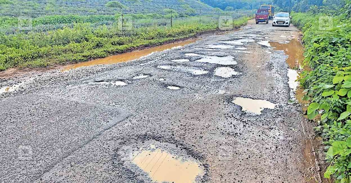 തകർന്ന് കിടക്കുന്ന ചിറ്റാർ–പുതുക്കട റോഡ്. ചിത്രം. മനോരമ.  