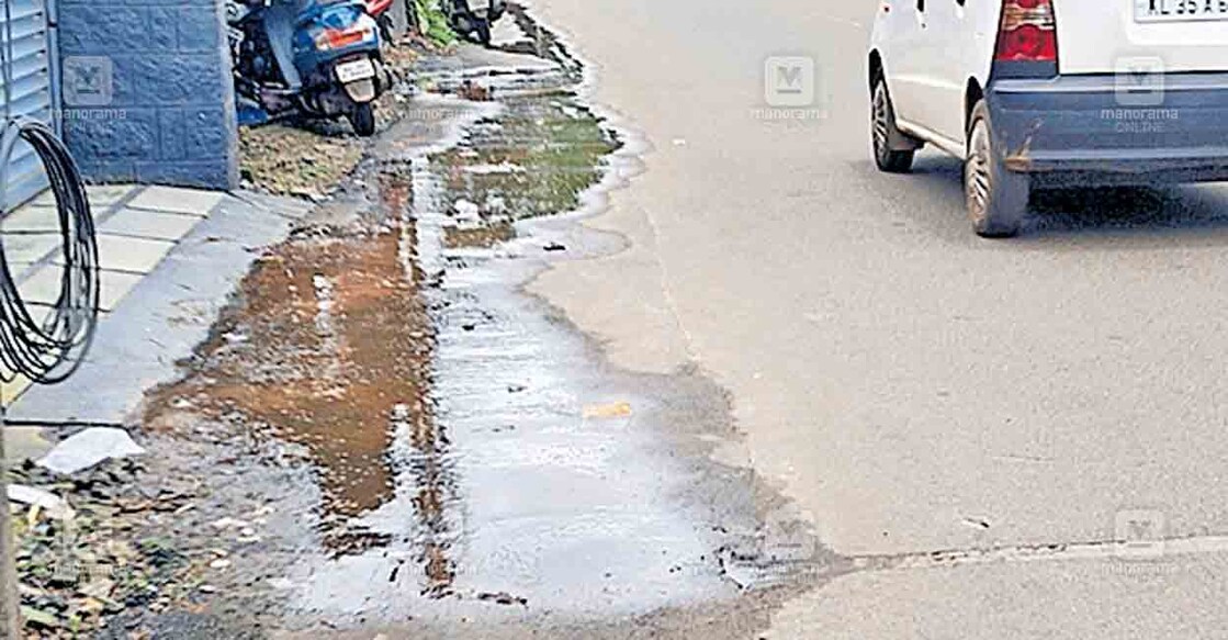 തിരുവല്ല–കുമ്പഴ റോഡിൽ കോഴഞ്ചേരി ടിബി ജംക്‌ഷനു സമീപം പൈപ്പിലെ ചോർച്ചയിൽ ജലം നഷ്ടപ്പെടുന്നു. 