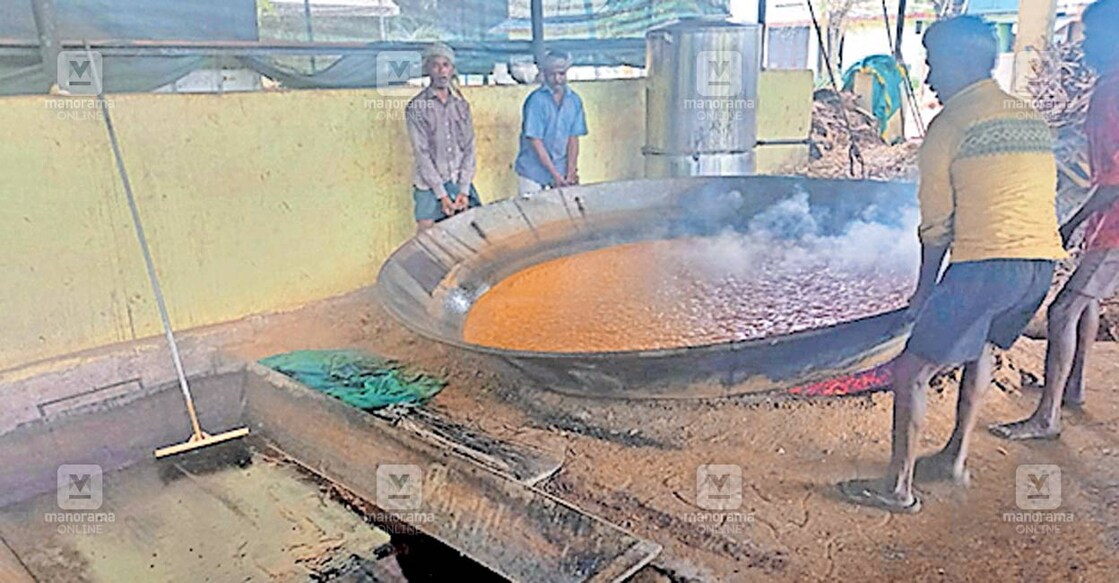 pathanamthitta-jaggery
പന്തളം കടയ്ക്കാട് കരിമ്പ് വിത്തുൽപാദന കേന്ദ്രത്തിൽ ശർക്കര തയാറാക്കുന്നു.