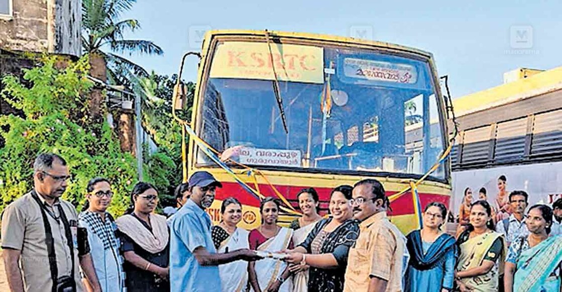 പത്തനംതിട്ട - ഗുരുവായൂർ - മാനന്തവാടി സൂപ്പർഫാസ്റ്റ് ബസിലെ വാട്സാപ് കൂട്ടായ്മയുടെ നേതൃത്വത്തിൽ ബസിലെ ജീവനക്കാർക്ക് ഓണക്കോടി നൽകിയപ്പോൾ.  