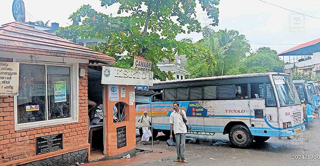 മല്ലപ്പള്ളി സ്വകാര്യ ബസ് സ്റ്റാൻഡിലെ അടഞ്ഞുകിടക്കുന്ന പൊലീസ് ഒൗട്ട് പോസ്റ്റ്.  
