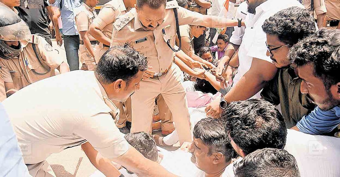 യൂത്ത് കോൺഗ്രസ് ജില്ലാ കമ്മിറ്റി നടത്തിയ എസ്പി ഓഫിസ് മാർച്ചിനു ശേഷം കെഎസ്‍ആർടിസി ബസ് സ്റ്റാൻഡിനു സമീപം റോഡ് ഉപരോധിച്ച പ്രവർത്തകരെ പൊലീസ് നീക്കം ചെയ്യുന്നു.  
