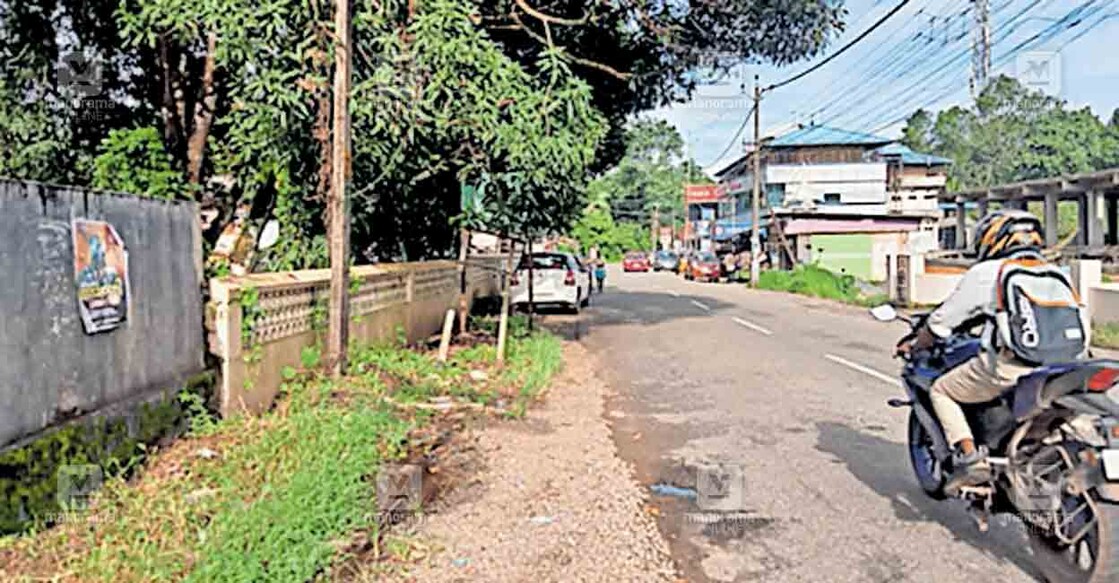 തിരുവല്ല - മല്ലപ്പള്ളി റോഡിൽ നിന്നു സെൻട്രൽ ജംക്‌ഷനിലേക്ക് ഭാരവാഹനങ്ങൾ എത്തുന്നത് വിലക്കി പഴയ തീയറ്റർപ്പടിക്ക് സമീപം സ്ഥാപിച്ചിരുന്ന മുന്നറിയിപ്പ് ബോർഡ് തകർന്ന നിലയിൽ.  