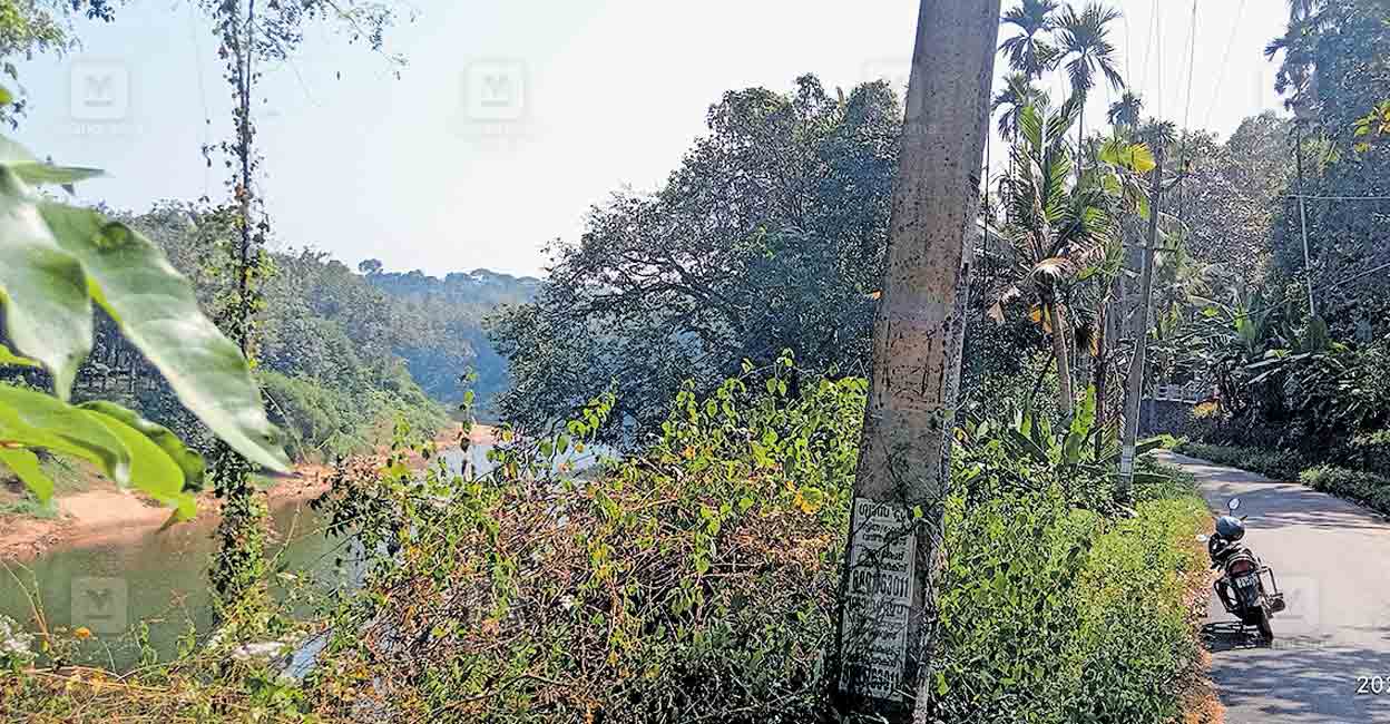 തകർന്ന ഭിത്തിക്ക് നാലുവയസ്സ്; മനംതകർന്ന് നാട് | Kollarapadi ...