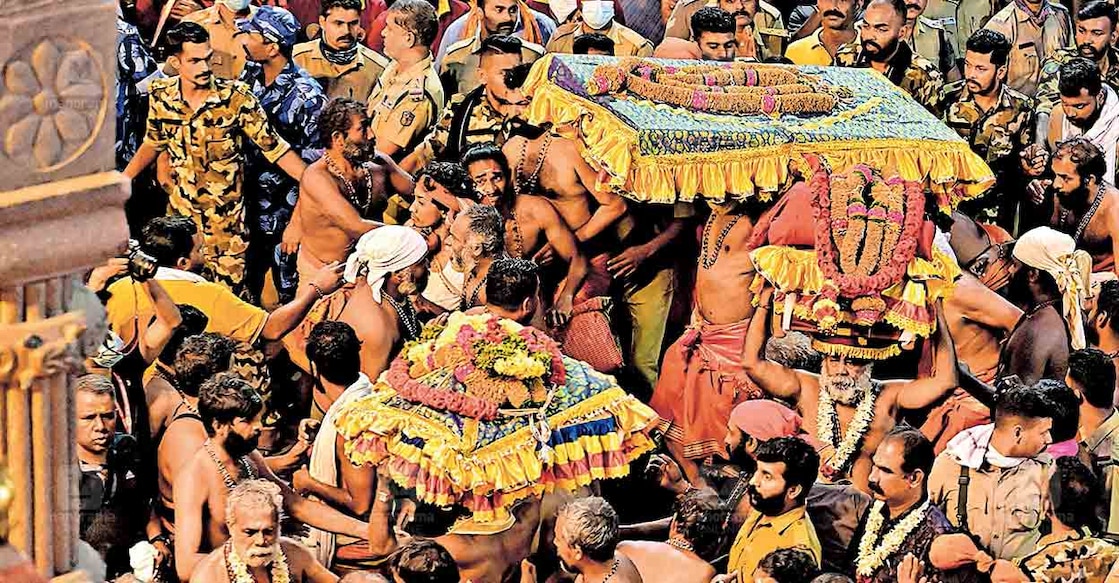 
മകരസംക്രമസന്ധ്യയിൽ ശബരിമലയിൽ അയ്യപ്പനു ചാർത്താനുള്ള തിരുവാഭരണം പതിനെട്ടാംപടിക്കൽ 
എത്തിയപ്പോൾ.